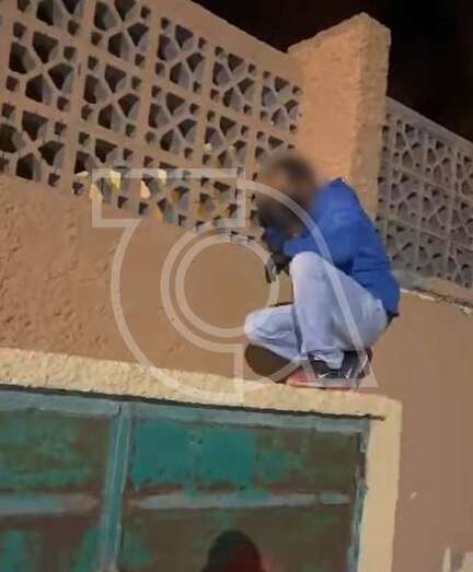 El presunto ladrón en el momento de ser pillado por el empleado del Servicio de Limpieza Viaria/TA.